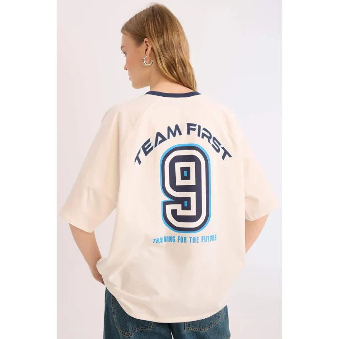 Defacto E4621 Beyaz Coool Oversize Geniş Kalıp V Yaka Sırt Baskılı Kısa Kollu Tişört