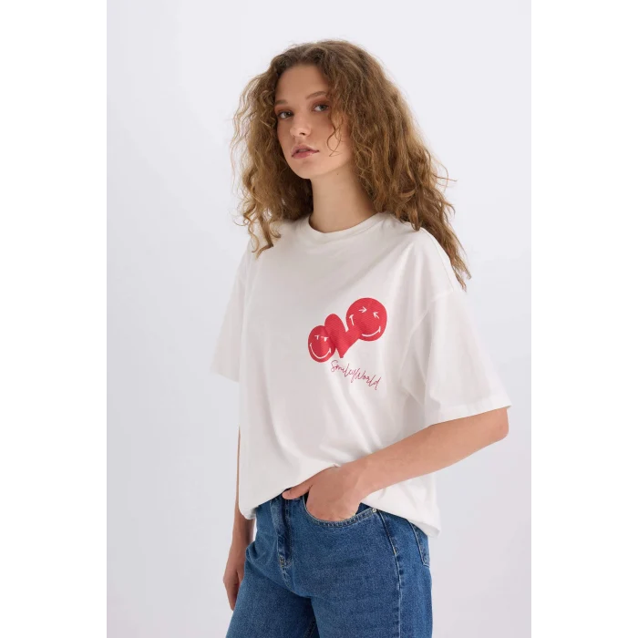 Defacto D9138 Beyaz SmileyWorld Oversize Geniş Kalıp Bisiklet Yaka Sırt Baskılı Kısa Kollu Tişört