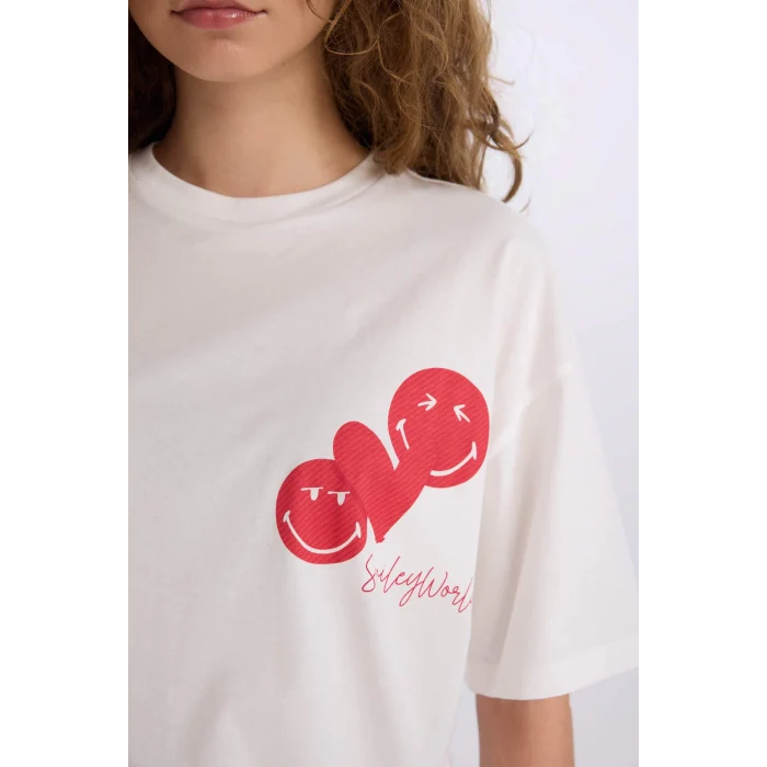 Defacto D9138 Beyaz SmileyWorld Oversize Geniş Kalıp Bisiklet Yaka Sırt Baskılı Kısa Kollu Tişört