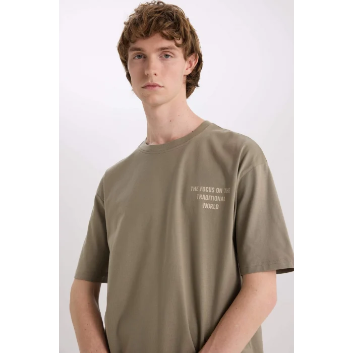 Defacto E4543 Haki %100 Pamuk Boxy Fit Bisiklet Yaka Sırt Baskılı Kısa Kollu Tişört
