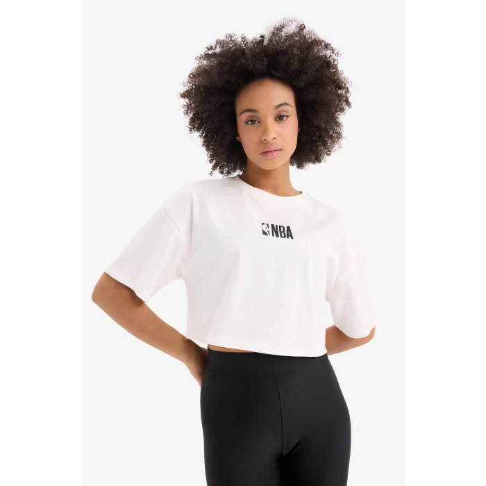 Defacto D8799 Ekru DeFactoFit NBA Wordmark Oversize Geniş Kalıp Bisiklet Yaka Nakış Baskı Sporcu Kısa Kollu Tişört