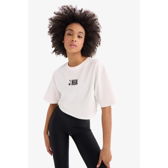 Defacto D8799 Ekru DeFactoFit NBA Wordmark Oversize Geniş Kalıp Bisiklet Yaka Nakış Baskı Sporcu Kısa Kollu Tişört
