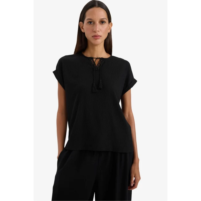 Defacto F2767 Siyah Bağcıklı Yaka Bürümcük Kısa Kollu Siyah Tişört