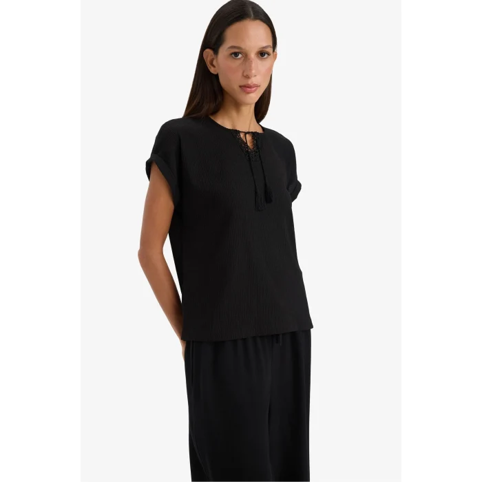 Defacto F2767 Siyah Bağcıklı Yaka Bürümcük Kısa Kollu Siyah Tişört