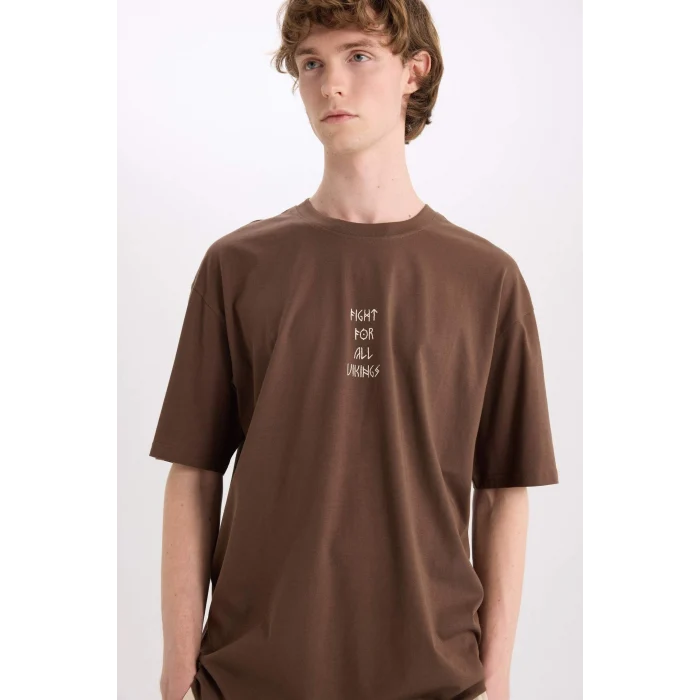 Defacto E3279 Kahve %100 Pamuk Vikings Valhalla Boxy Fit Bisiklet Yaka Sırt Baskılı Kısa Kollu Tişört