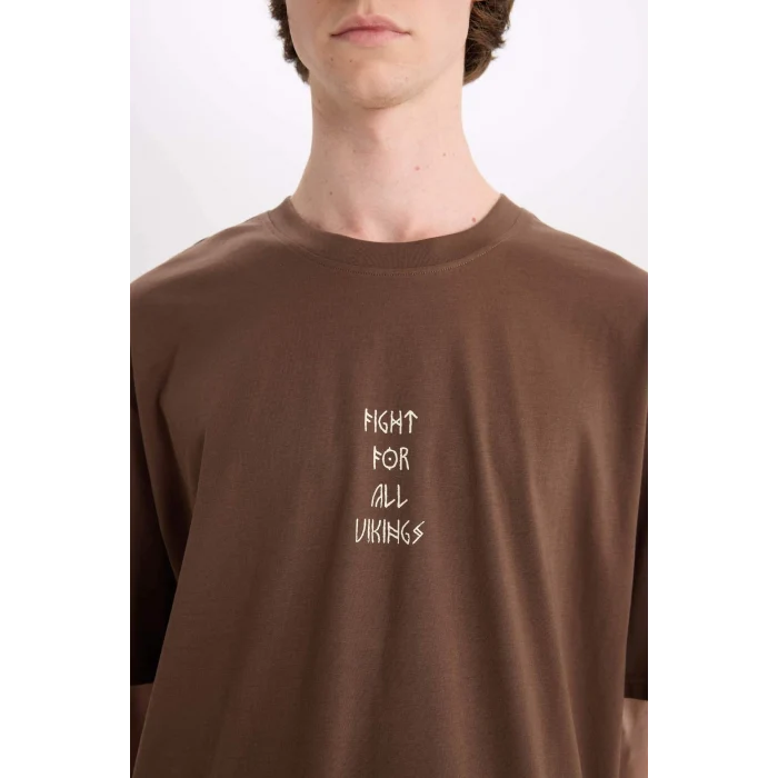 Defacto E3279 Kahve %100 Pamuk Vikings Valhalla Boxy Fit Bisiklet Yaka Sırt Baskılı Kısa Kollu Tişört