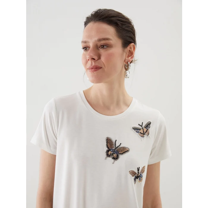 LCWAIKIKI Classic Ekru Bisiklet Yaka Kelebek İşlemeli Kadın Tişört