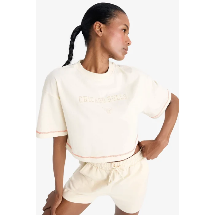 Defacto E3826 Bej DeFactoFit NBA Chicago Bulls Cropped Fit Bisiklet Yaka Sporcu Kısa Kollu Tişört