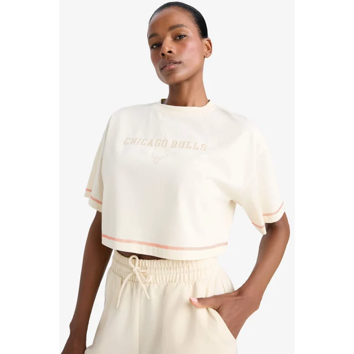 Defacto E3826 Bej DeFactoFit NBA Chicago Bulls Cropped Fit Bisiklet Yaka Sporcu Kısa Kollu Tişört