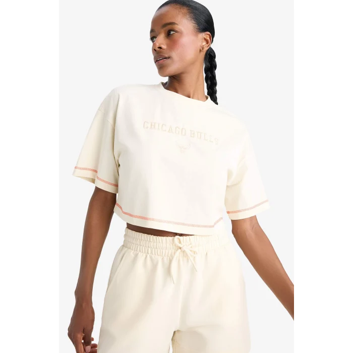 Defacto E3826 Bej DeFactoFit NBA Chicago Bulls Cropped Fit Bisiklet Yaka Sporcu Kısa Kollu Tişört