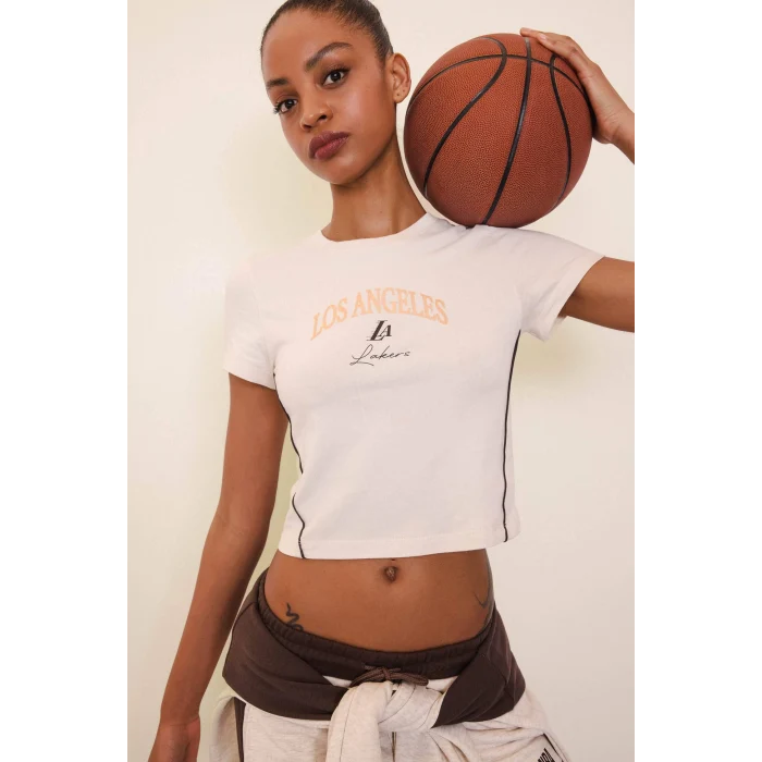 Defacto D6122 Ekru DeFactoFit NBA Los Angeles Lakers Slim Crop Fit Bisiklet Yaka Kısa Kollu Tişört