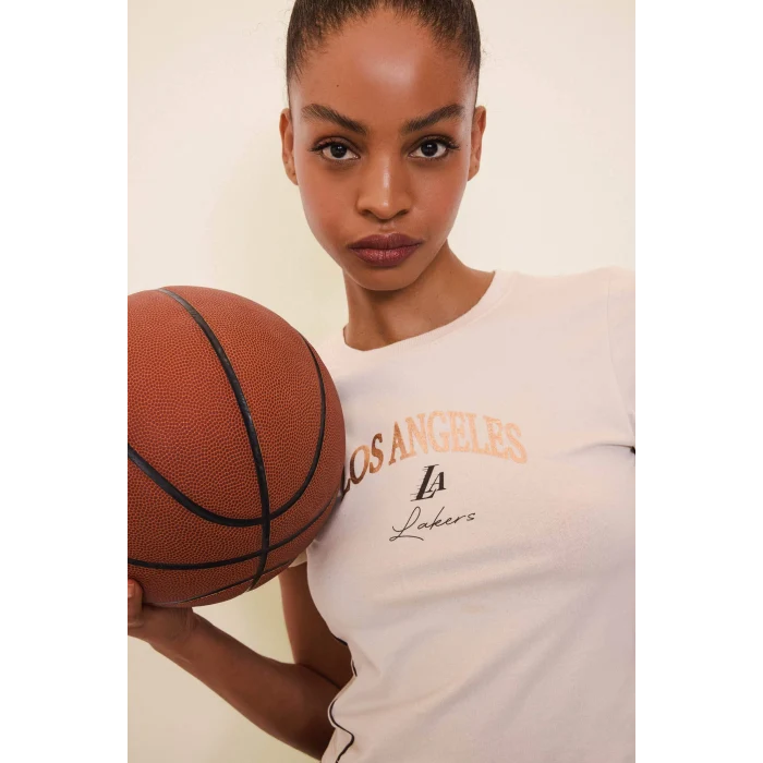 Defacto D6122 Ekru DeFactoFit NBA Los Angeles Lakers Slim Crop Fit Bisiklet Yaka Kısa Kollu Tişört