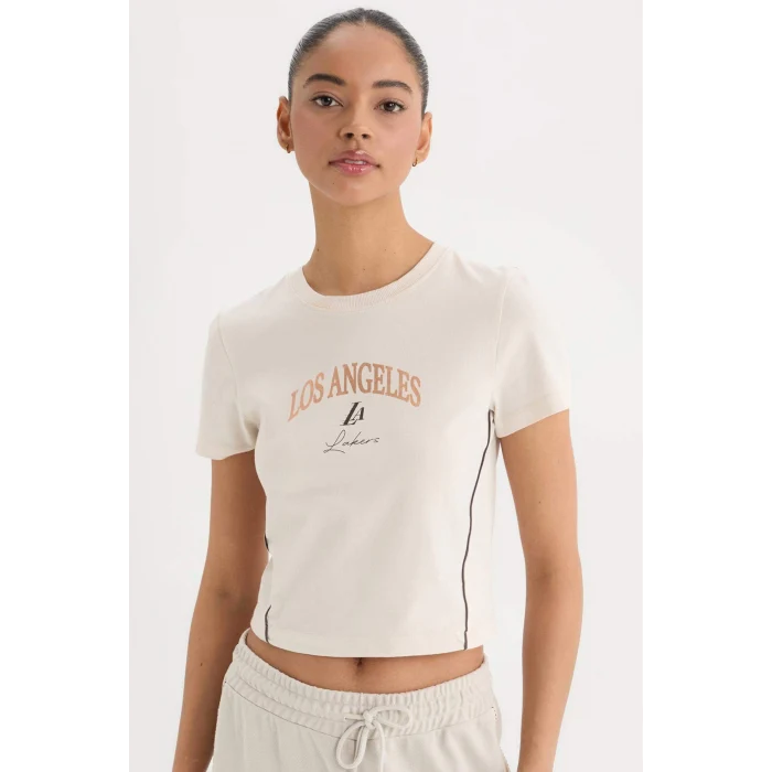 Defacto D6122 Ekru DeFactoFit NBA Los Angeles Lakers Slim Crop Fit Bisiklet Yaka Kısa Kollu Tişört