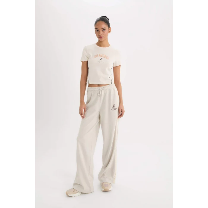 Defacto D6122 Ekru DeFactoFit NBA Los Angeles Lakers Slim Crop Fit Bisiklet Yaka Kısa Kollu Tişört