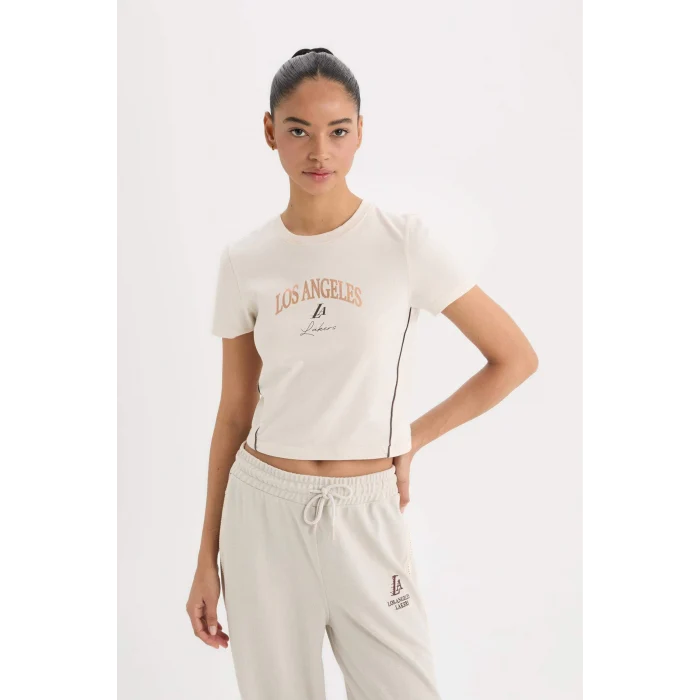 Defacto D6122 Ekru DeFactoFit NBA Los Angeles Lakers Slim Crop Fit Bisiklet Yaka Kısa Kollu Tişört