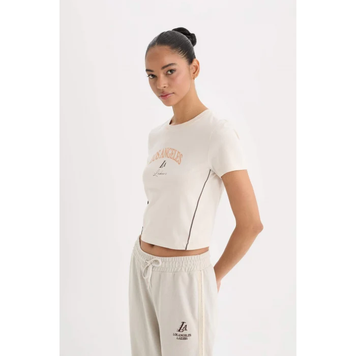 Defacto D6122 Ekru DeFactoFit NBA Los Angeles Lakers Slim Crop Fit Bisiklet Yaka Kısa Kollu Tişört