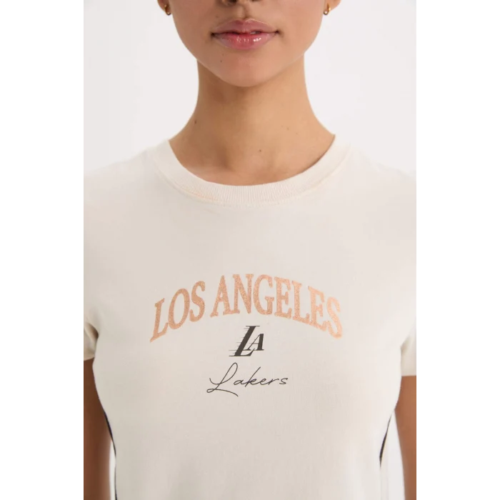 Defacto D6122 Ekru DeFactoFit NBA Los Angeles Lakers Slim Crop Fit Bisiklet Yaka Kısa Kollu Tişört