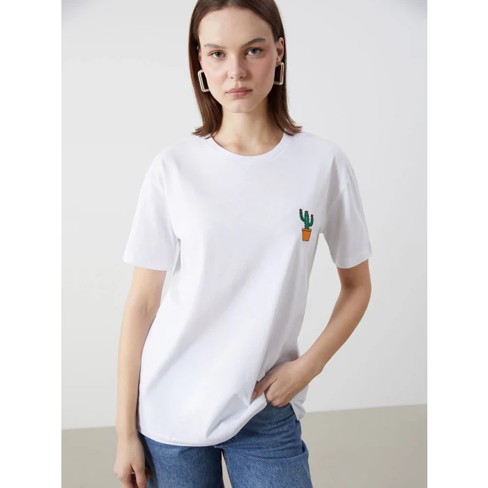 XSIDE Beyaz Bisiklet Yaka Nakışlı Kadın Tişört