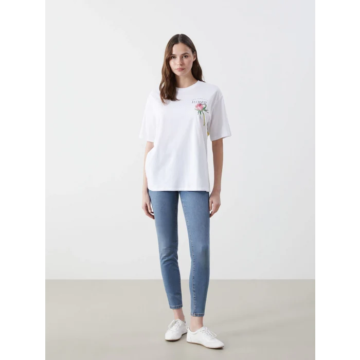 LCW Vision Beyaz Bisiklet Yaka Baskılı Oversize Kadın Tişört