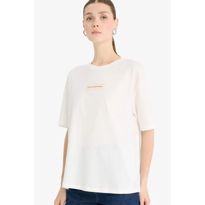 Defacto F5102 Ekru Relax Fit Bisiklet Yaka Aplike Baskılı Penye Kısa Kollu Tişört