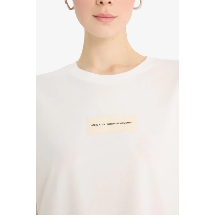 Defacto F5102 Ekru Relax Fit Bisiklet Yaka Aplike Baskılı Penye Kısa Kollu Tişört