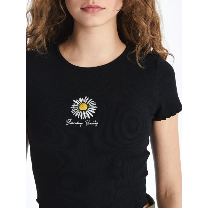 XSIDE Siyah Bisiklet Yaka Nakışlı Kısa Kollu Crop Kadın Tişört