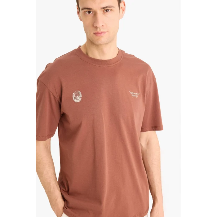 Defacto E1698 Kahve %100 Pamuk Boxy Fit Bisiklet Yaka Sırt Baskılı Kısa Kollu Tişört