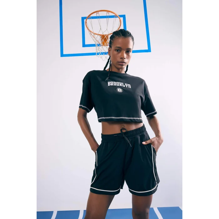 Defacto B9953 Siyah DeFactoFit NBA Brooklyn Nets Cropped Fit Bisiklet Yaka Kısa Kollu Tişört