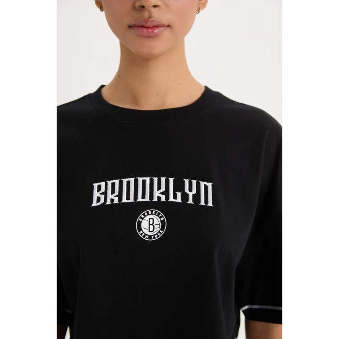 Defacto B9953 Siyah DeFactoFit NBA Brooklyn Nets Cropped Fit Bisiklet Yaka Kısa Kollu Tişört
