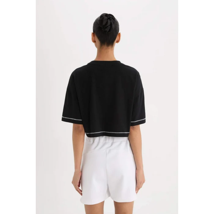 Defacto B9953 Siyah DeFactoFit NBA Brooklyn Nets Cropped Fit Bisiklet Yaka Kısa Kollu Tişört