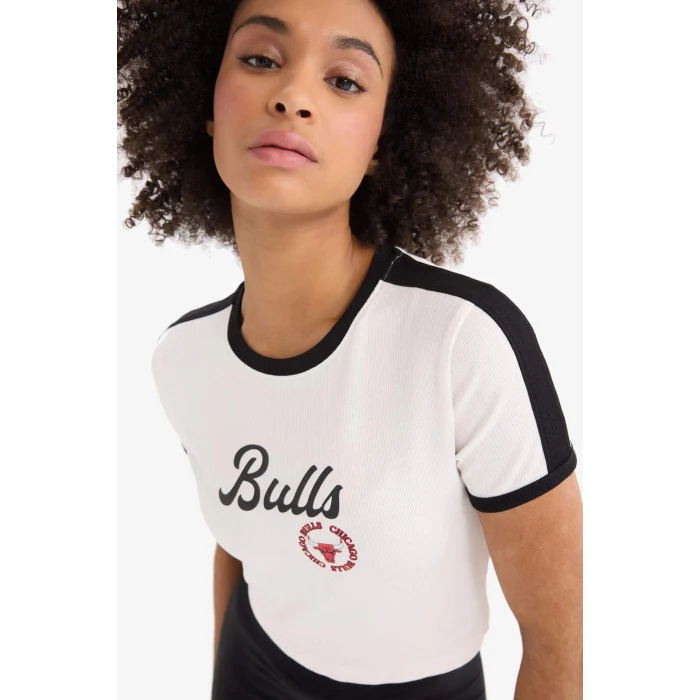Defacto E2362 Ekru DeFactoFit NBA Chicago Bulls Slim Fit Dar Kesim Bisiklet Yaka Sporcu Fitilli Kaşkorse Kısa Kollu Tişört