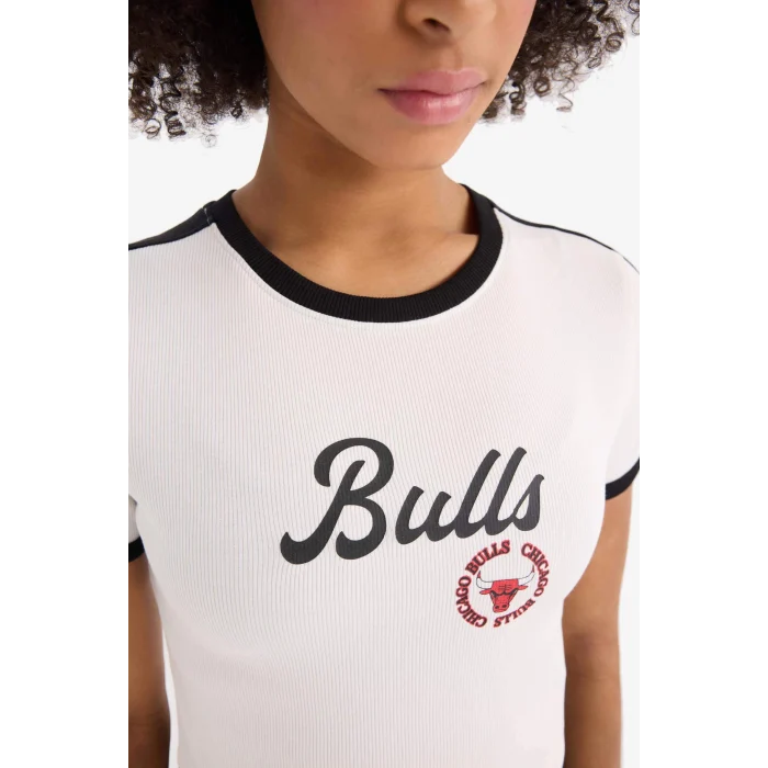 Defacto E2362 Ekru DeFactoFit NBA Chicago Bulls Slim Fit Dar Kesim Bisiklet Yaka Sporcu Fitilli Kaşkorse Kısa Kollu Tişört