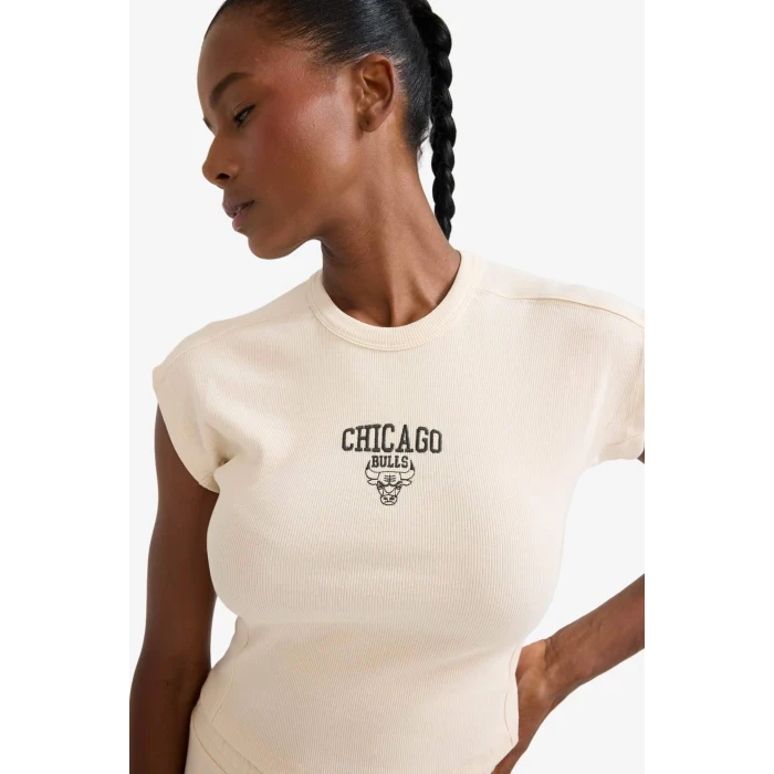 Defacto E3829 Bej DeFactoFit NBA Chicago Bulls Standart Fit Bisiklet Yaka Nakış Baskı Fitilli Kaşkorse Kısa Kollu Tişört