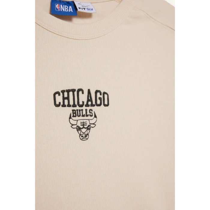 Defacto E3829 Bej DeFactoFit NBA Chicago Bulls Standart Fit Bisiklet Yaka Nakış Baskı Fitilli Kaşkorse Kısa Kollu Tişört