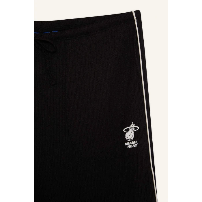 Defacto D8804 Siyah DeFactoFit NBA Miami Heat Wide Leg Çift Cepli Geniş Paça Standart Boy Krinkıl İnce Sporcu Pantolon