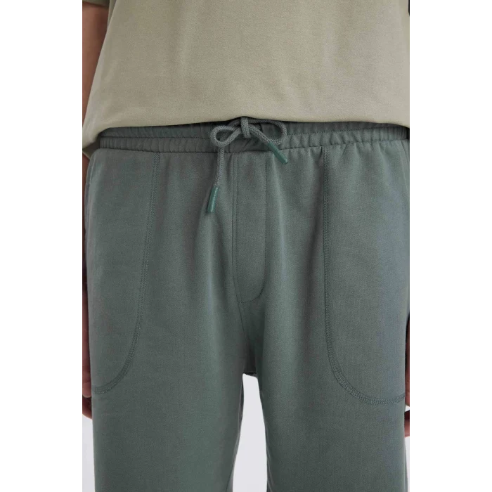 Defacto B8673 Yeşil %100 Pamuk Slim Fit Dar Kesim Dar Paça Cepli Basic Düz Şort