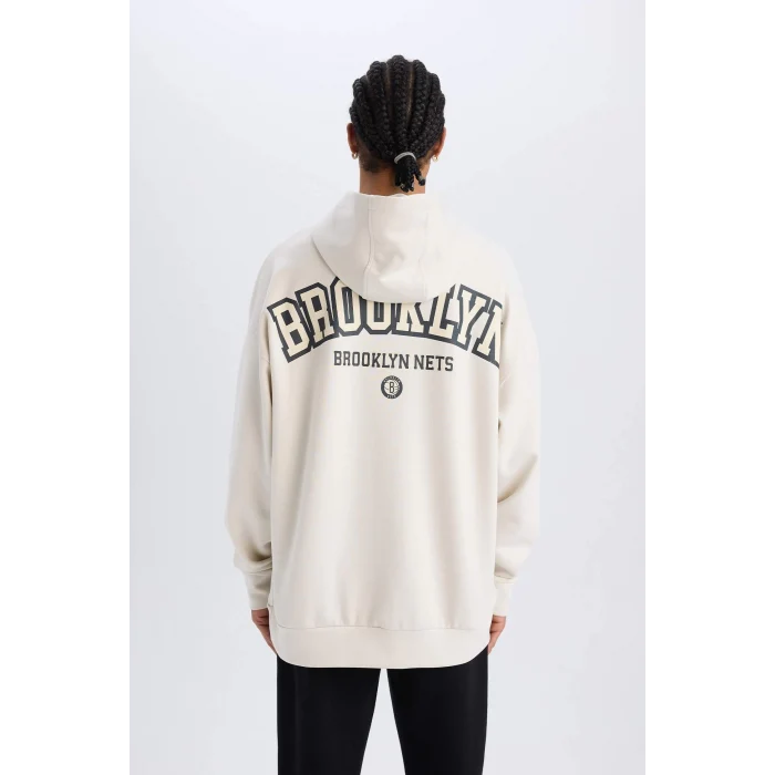 Defacto D6711 Bej DeFactoFit NBA Brooklyn Nets Oversize Geniş Kalıp Kapüşonlu Sırt Baskılı Skuba Dalgıç Kumaş Sweatshirt