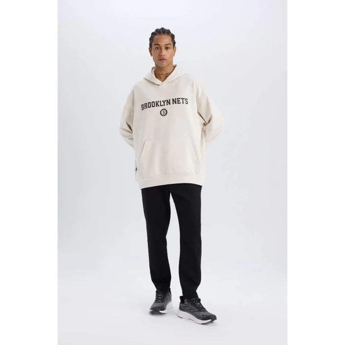 Defacto D6711 Bej DeFactoFit NBA Brooklyn Nets Oversize Geniş Kalıp Kapüşonlu Sırt Baskılı Skuba Dalgıç Kumaş Sweatshirt