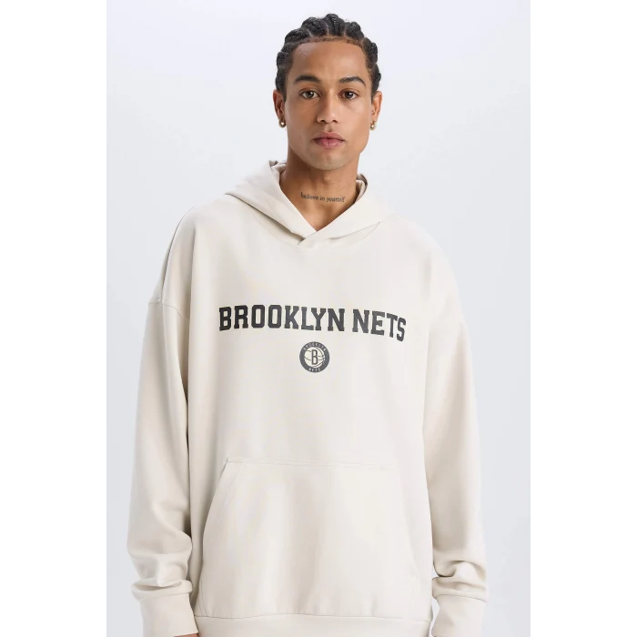 Defacto D6711 Bej DeFactoFit NBA Brooklyn Nets Oversize Geniş Kalıp Kapüşonlu Sırt Baskılı Skuba Dalgıç Kumaş Sweatshirt