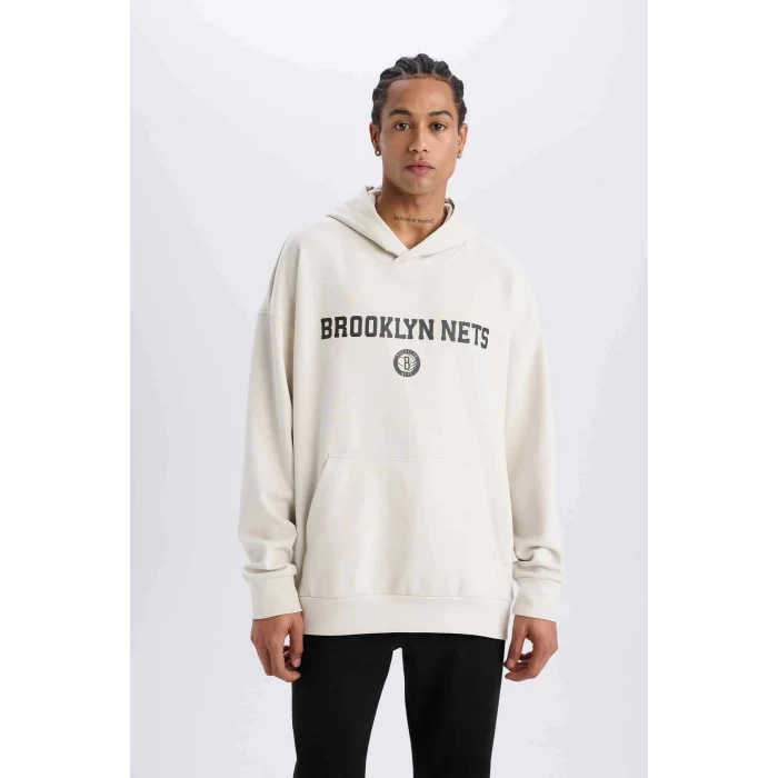 Defacto D6711 Bej DeFactoFit NBA Brooklyn Nets Oversize Geniş Kalıp Kapüşonlu Sırt Baskılı Skuba Dalgıç Kumaş Sweatshirt