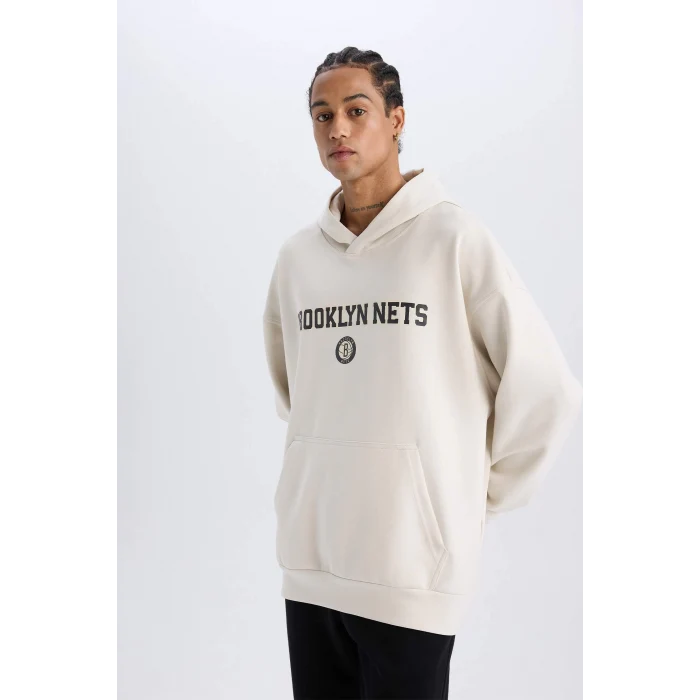 Defacto D6711 Bej DeFactoFit NBA Brooklyn Nets Oversize Geniş Kalıp Kapüşonlu Sırt Baskılı Skuba Dalgıç Kumaş Sweatshirt