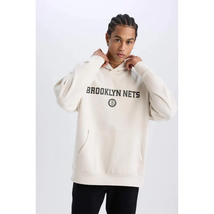 Defacto D6711 Bej DeFactoFit NBA Brooklyn Nets Oversize Geniş Kalıp Kapüşonlu Sırt Baskılı Skuba Dalgıç Kumaş Sweatshirt