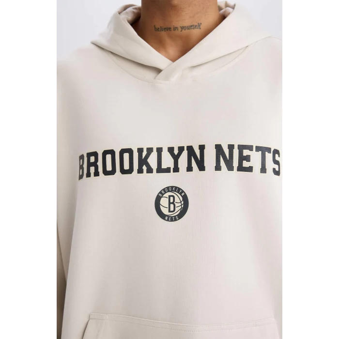 Defacto D6711 Bej DeFactoFit NBA Brooklyn Nets Oversize Geniş Kalıp Kapüşonlu Sırt Baskılı Skuba Dalgıç Kumaş Sweatshirt