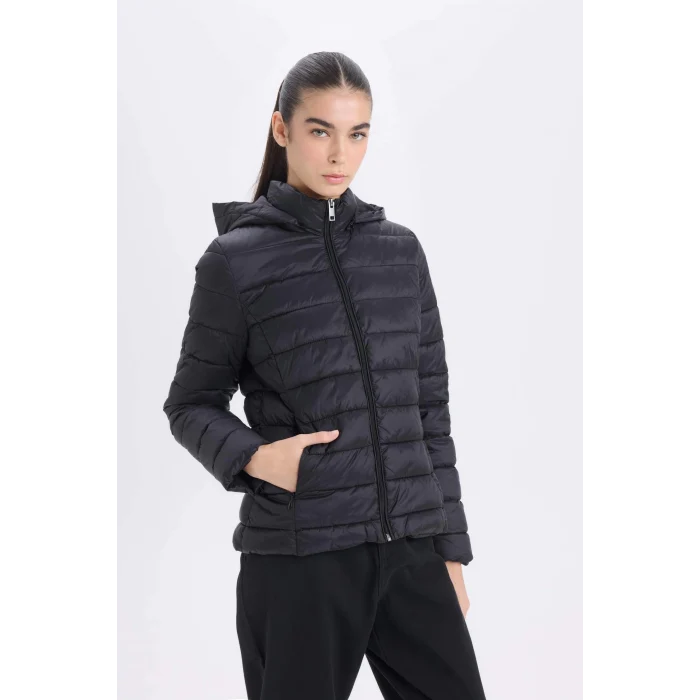 Defacto B2030 Siyah Su İtici Hafif Şişme Mont Kapüşonlu Kapitoneli Fermuarlı Cepli Basic Düz Mevsimlik