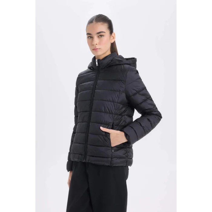 Defacto B2030 Siyah Su İtici Hafif Şişme Mont Kapüşonlu Kapitoneli Fermuarlı Cepli Basic Düz Mevsimlik