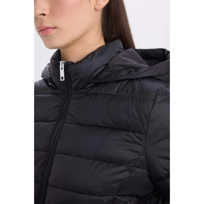 Defacto B2030 Siyah Su İtici Hafif Şişme Mont Kapüşonlu Kapitoneli Fermuarlı Cepli Basic Düz Mevsimlik