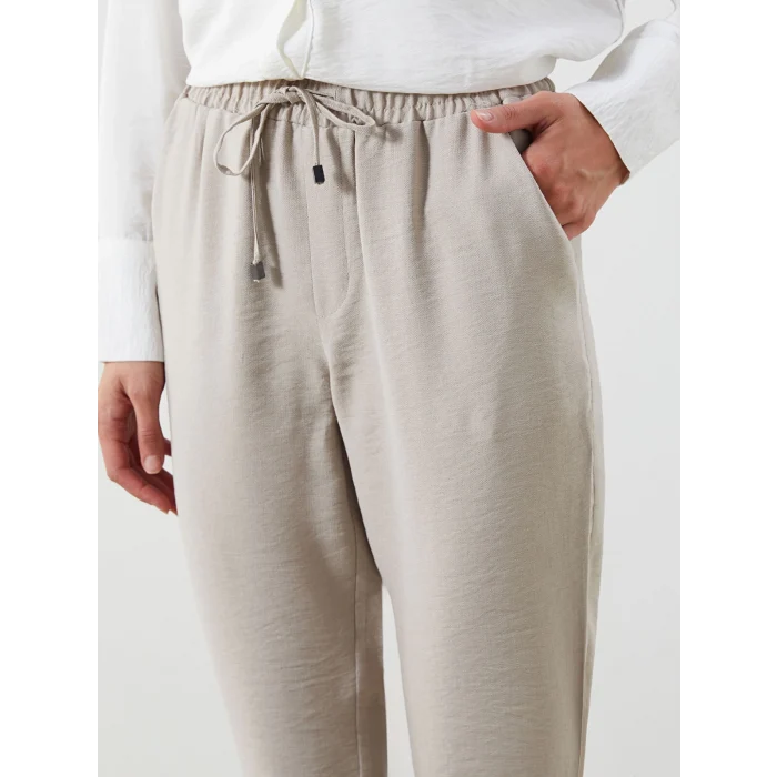 LCWAIKIKI Classic Bej Beli Lastikli Havuç Kesim Kadın Pantolon