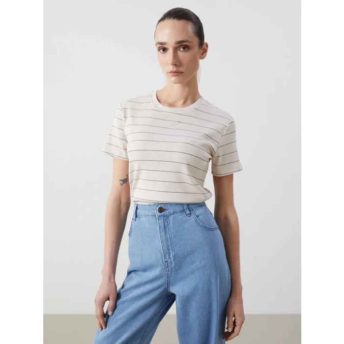LCWAIKIKI Classic Bej Bisiklet Yaka Çizgili Kadın Tişört