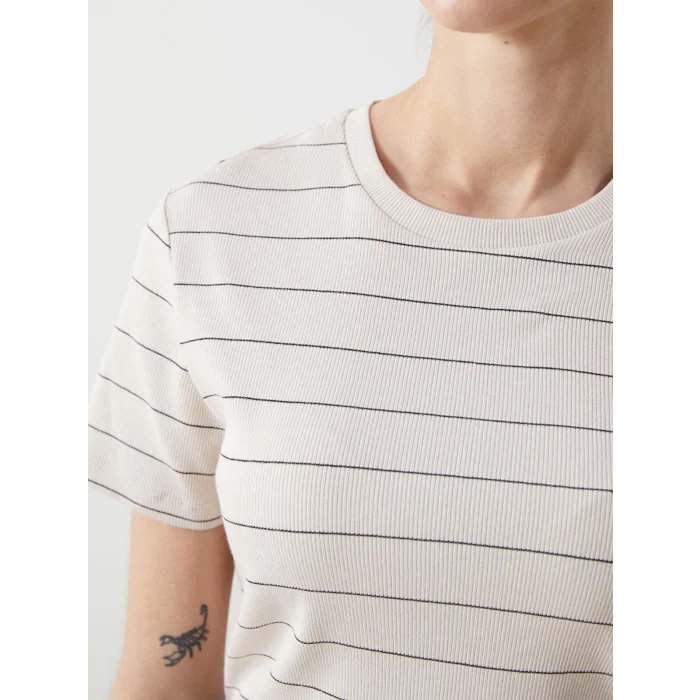LCWAIKIKI Classic Bej Bisiklet Yaka Çizgili Kadın Tişört