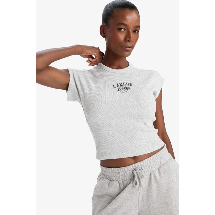Defacto E3828 Gri DeFactoFit NBA Los Angeles Lakers Standart Fit Bisiklet Yaka Nakış Baskı Fitilli Kaşkorse Kısa Kollu Tişört